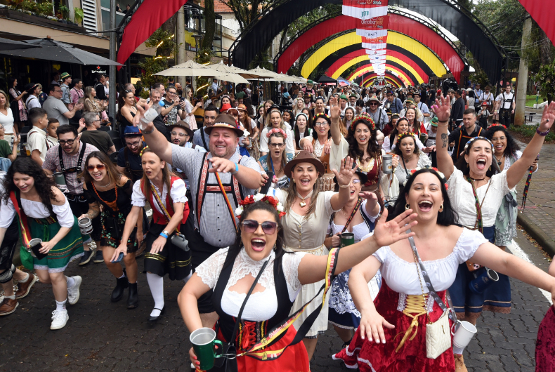 Oktoberfest Blumenau 2026 começa nesta quarta-feira (7) com diversas atrações, chopp e cultura alemã