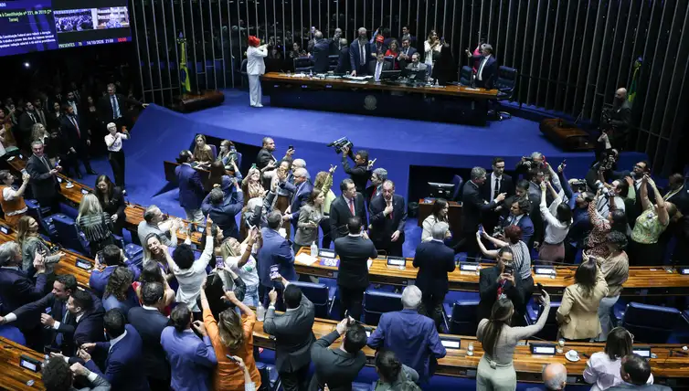 Fim da escala 6x1 é aprovado no Senado com voto favorável de Flávio Bolsonaro