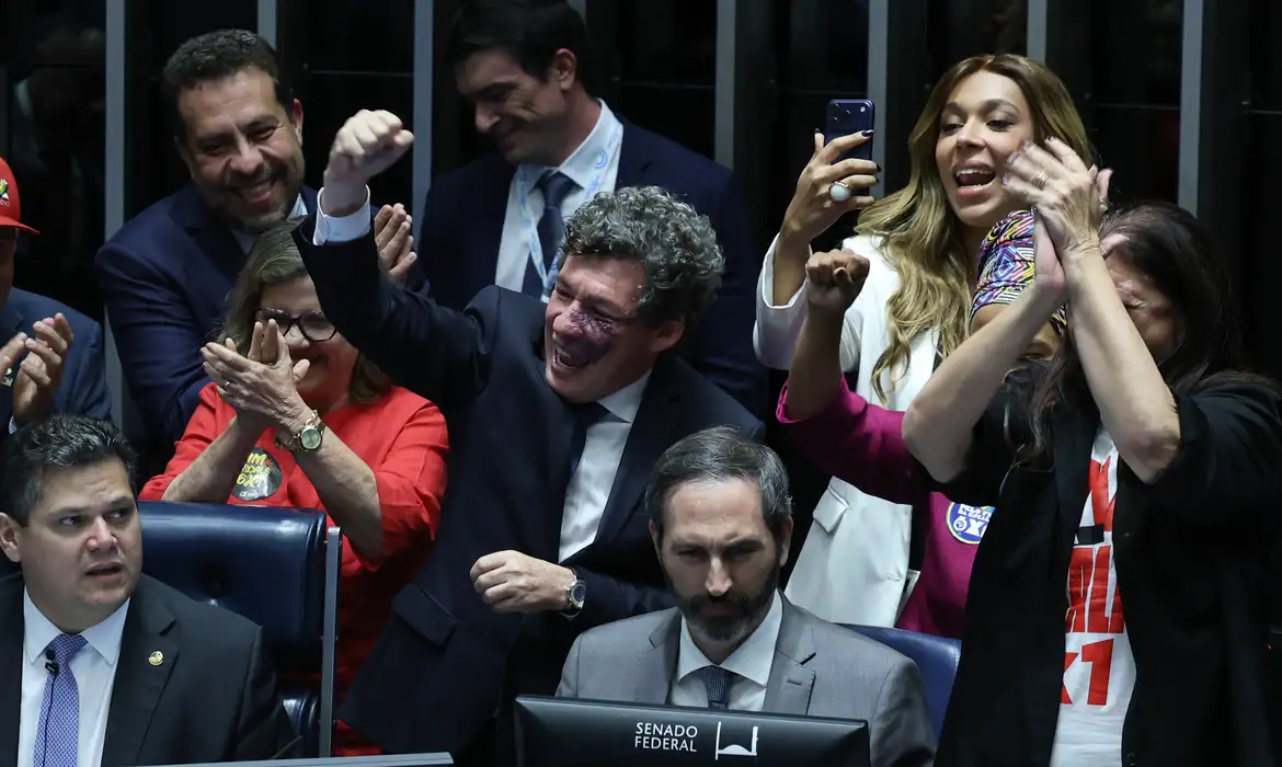 Fim da escala 6x1 é aprovado no Senado com voto favorável de Flávio Bolsonaro